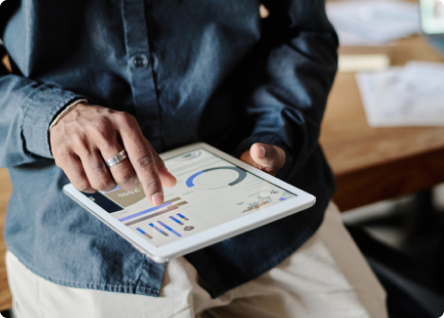 Image d'un expert-comptable en train de réfléchir devant des diagrammes sur sa tablette