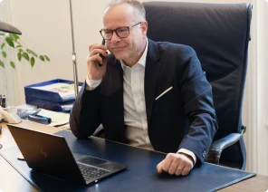 Image d'un expert-comptable en train de réfléchir devant son ordinateur