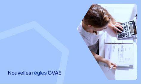 Femme utilisant une calculatrice tout en consultant un classeur de documents, illustrant la gestion des nouvelles règles CVAE 2025