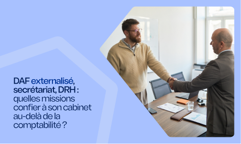 Deux professionnels se serrent la main dans un bureau, avec le titre &laquo; DAF externalis&eacute;, secr&eacute;tariat, DRH : quelles missions confier &agrave; son cabinet au-del&agrave; de la comptabilit&eacute; ? &raquo;.