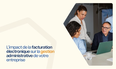 Trois professionnels en discussion autour d’un ordinateur, illustrant la collaboration sur la facturation électronique et la gestion administrative en entreprise