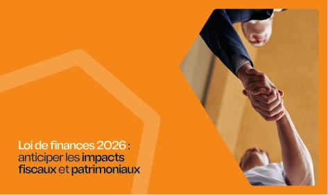 Deux personnes se serrent la main, symbolisant un accord professionnel, sur fond de loi de finances 2026 et ses impacts pour les dirigeants