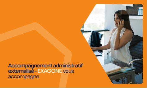 Assistante souriante au téléphone devant un ordinateur, illustrant l’accompagnement administratif externalisé.