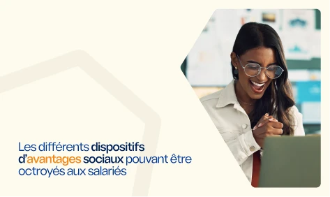 Une salariée souriante devant son ordinateur, illustrant les effets positifs des avantages sociaux en entreprise