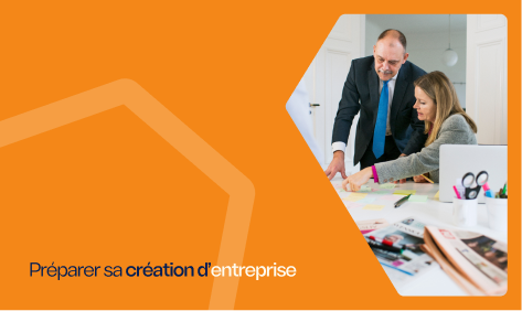 Un homme et une femme travaillent ensemble sur des documents de création d’entreprise dans un bureau.