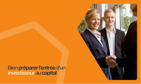 Deux dirigeants d’entreprise souriants serrent la main à un investisseur, dans un cadre professionnel.