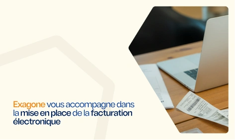 Un ordinateur portable posé sur un bureau avec des factures papier, illustrant la mise en place de la facturation électronique avec Exagone