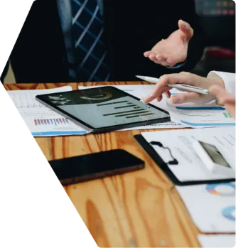 deux experts-comptables qui réfléchissent devant des papiers et une tablette