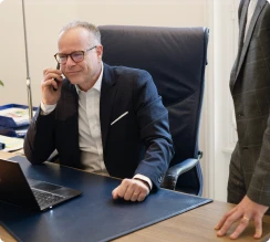 une experte-comptable en train de présenter une réunion à des clients